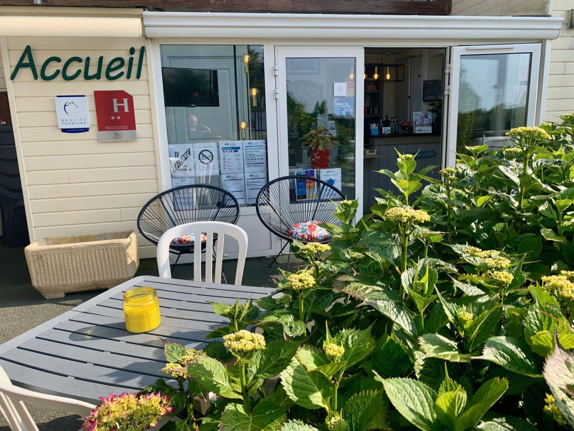 Brit Hotel Lannion-Perros Guirec Exterior photo